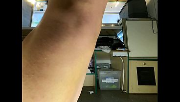 新しいホステスには少しセルライトがあるけど、それでも彼女とヤりたいと思う