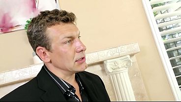 ヴァナ・バルドーがジェリー・コヴァックの大きなペニスをしゃぶり、またがる