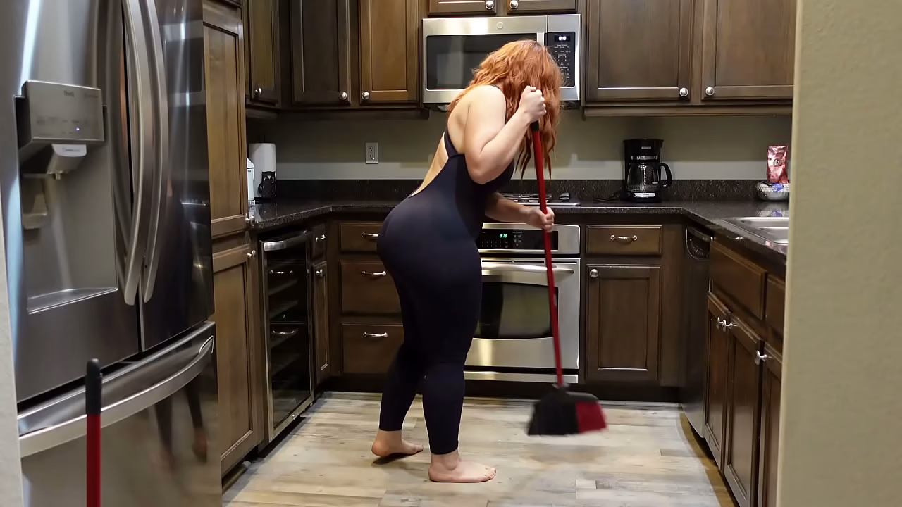 hired a thick mute girl to clean my appartment