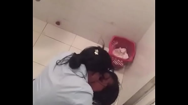 Download Video - Dominicana lesviana en el ba&ntilde;o publico