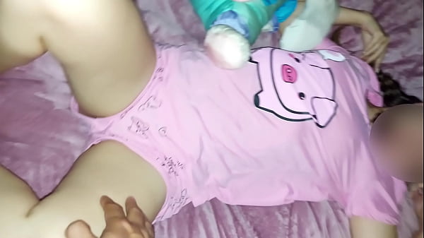 Download Video - AY&comma; AAYY&excl; Papi por mi culito NO&excl; Me quedo cuidando a mi hijastra en las noches por que mi esposa se va a trabajar&excl;