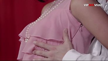 スリムなブルネットが立ったまま指で弄ばれる&hellip;ドレスが捲り上げられ、おまんこから愛液が滴る