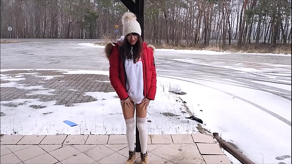 Napalona dziewczyna przy drodze z ekstremalnym ...