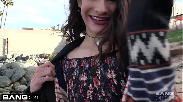 thumb pussylipsoutside