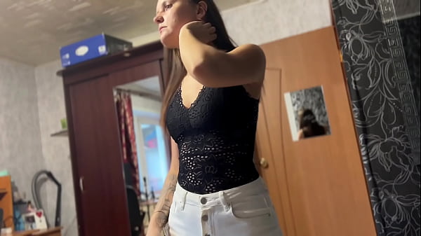 Beautiful bitch cheated on her husband with a delivery man for three pizzas!