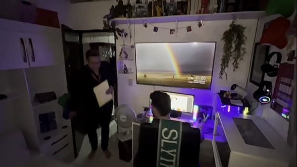 O FUNCION&Aacute;RIO BI PUTO FOI LEVAR UM DOCUMENTO NA CASA DO CHEFE E ACABOU GANHANDO UM PRESENTINHO MUITA PIROCADA E MUITO LEITE