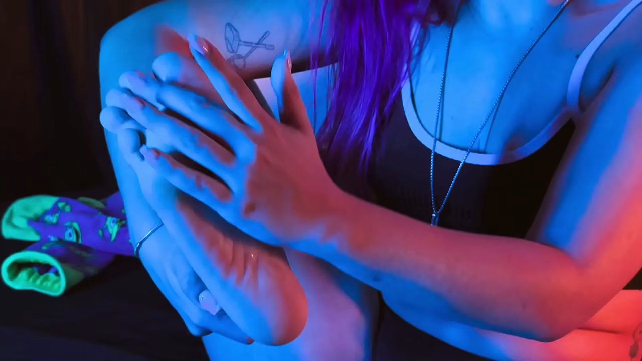 Beijando os p&eacute_s e fudendo gostoso a bucetinha com o consolo