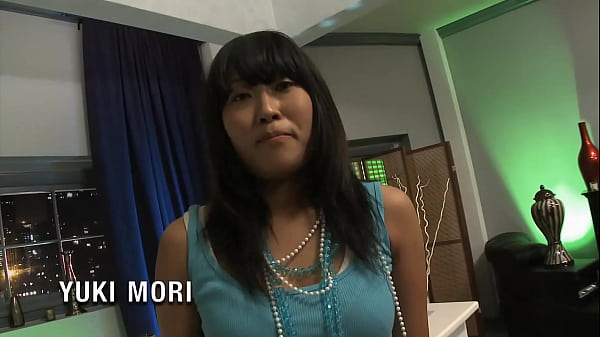 Gemma et Valery, brunes aux gros seins, se font pilonner par deux grosses queues raides