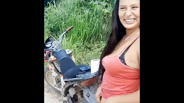 Download Video - Cu&ntilde;ada en el monte se deja grabar haciendo piss&comma; y termina entregandome su culo aprieto