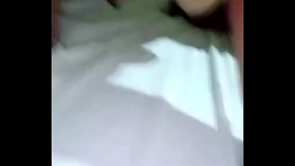 Download Video - Vino a visitarme mi cu&ntilde;ado y pues como est&aacute;bamos solos y muy calientes me cojio pero estaba muy nervioso