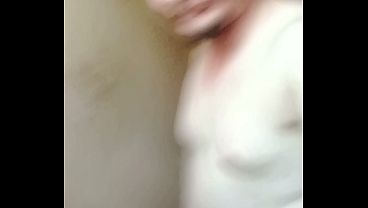 ジョニーはゲイの男性と性欲旺盛な女性にオナニーをする