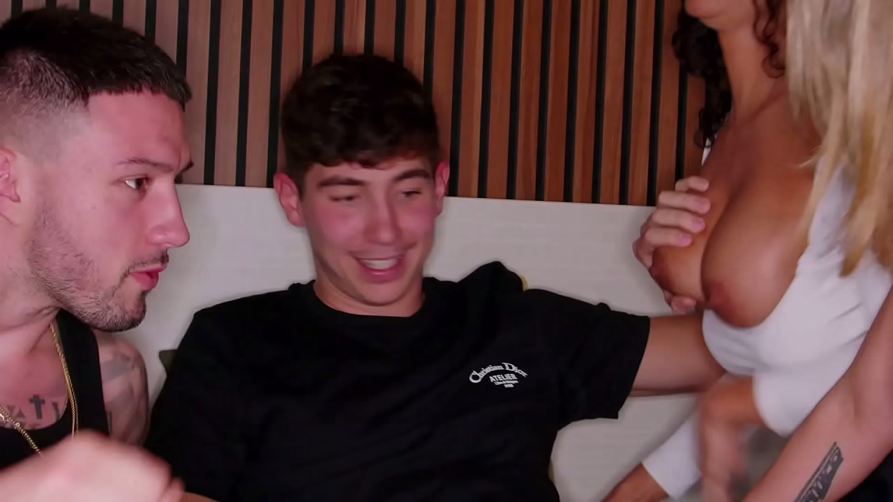 Fomos na Festa da Fraternidade da Faculdade e demos a buceta pro casal de irm&atilde_os dotados do PROUNI COMPLETO NO SHEER/RED