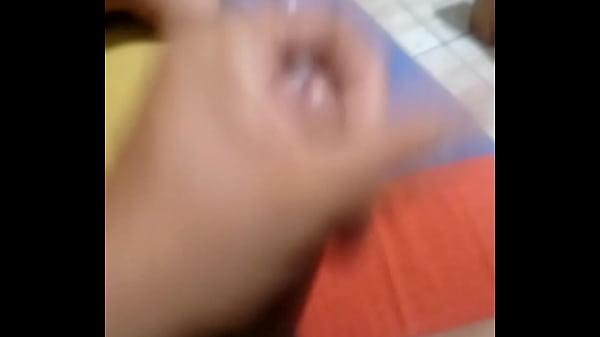 Masturbando na madrugada no sofá