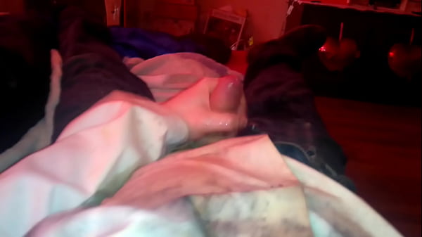 Download Video - trzepie kutasa w brudnych ubraniach i szczam