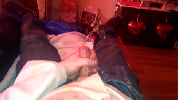 Trzepie kutasa w brudnych ubraniach i szczam