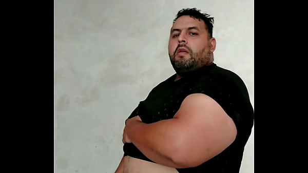 Gordo  muestra el culo ,flamea los jamones , ap...