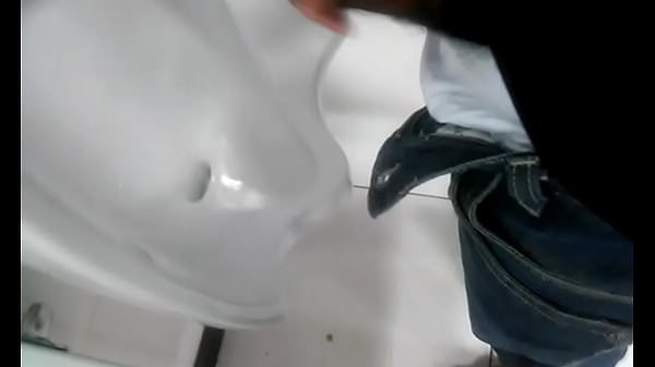 Download Video - filmei escondido um cara mijando no banheiro da faculdade