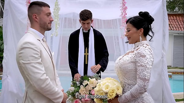 Download Video - ESPOSA INFIEL SE FOLLA AL CURA EL D&Iacute;A DE SU BODA- MARIANA MARTIX