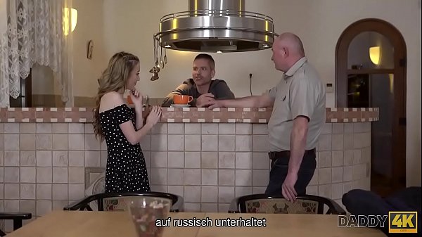 Download Video - DADDY4K&period; Das hinrei&szlig;ende Teen genie&szlig;t fantastischen Sex mit dem alten Vater von bfs