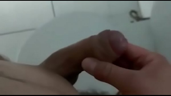 Jovencito caliente va al baño a sacarse leche