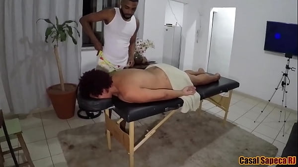 Download Video - Durante uma massagem relaxante acabei convencendo o massagista a me foder gostoso