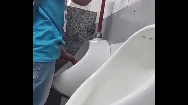Download Video - H&eacute;teros com tes&atilde;o vendo rola mo mictorio do banheiro do shopping
