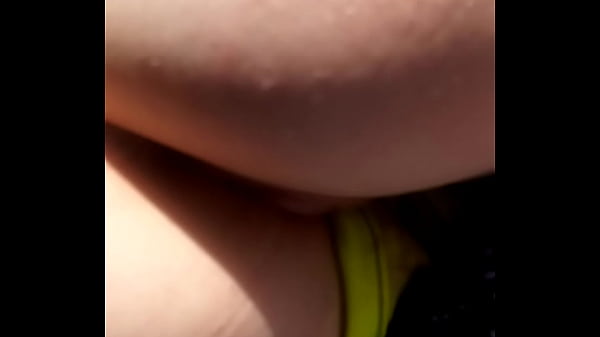 Bubble butt white girl acting nervous giving head