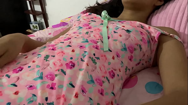 Burning_31 - Sorprendo a mi compañera de cuarto masturbándose, me deja grabarla. Video casero real