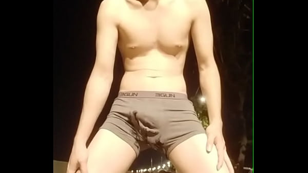 Download Video - 台灣騷男-何品霖 狗奴野外尿尿