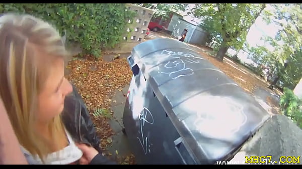 La Petite Amie Engageante Emma Se Fait Explorer Le Vagin