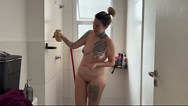 ポルノ撮影を行う一家の日常の一コマ。これから女性器を舐め、次に肛門を舐める準備をする。
