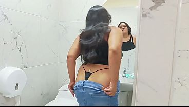 Download Video - Chica abandonada por su novio es auxliada y follada por un extra&ntilde;o