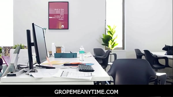 Gropemeanytime - Freeuse Des Filles Au Travail Pendant La Présentation Du Sexe En Groupe