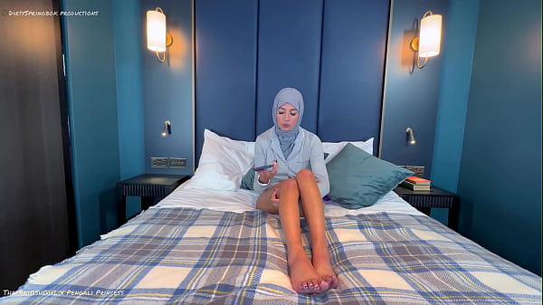 Yasmina and Aaliyah have a naughty sleepover