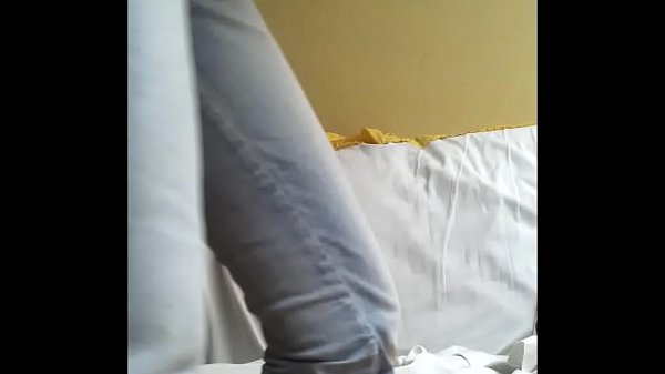 Download Video - QUE HARIAN SI ME ENCUENTRAN EN LA SALA&comma; HACIENDO LO QUE HAGO AHORA