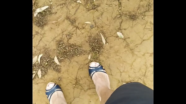 Andando de tamanco no parque