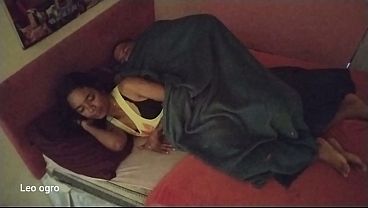 私は義理の娘の部屋に入って、彼女の尻を舐めた。