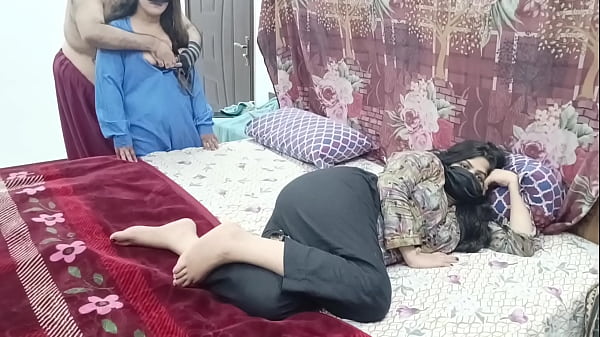 Download Video - Pakistani Husband Cheating With School Girl Behind His Wife