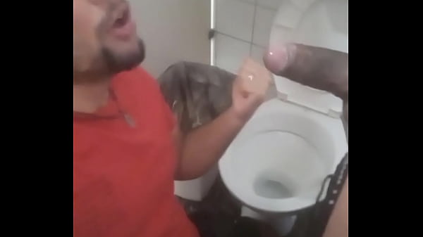 funcionario do metro me comeu no banheiro e goz...