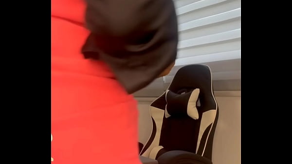 Esta flaca llega bien arrecha a la oficina y se masturba delante del jefe