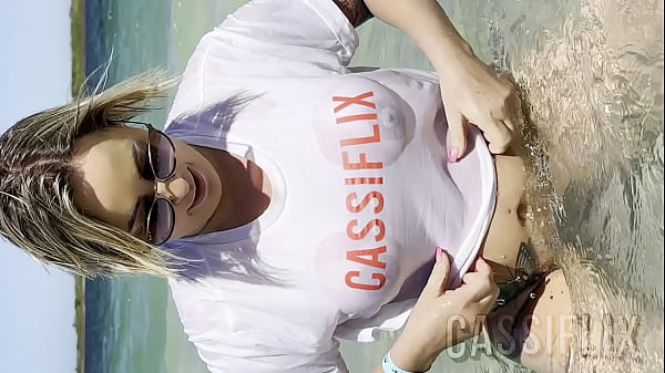 Download Video - Meu professor de beach tenis&comma; n&atilde;o aguentou ver minha bunda grande e ficou de pau duro durante a aula&excl;