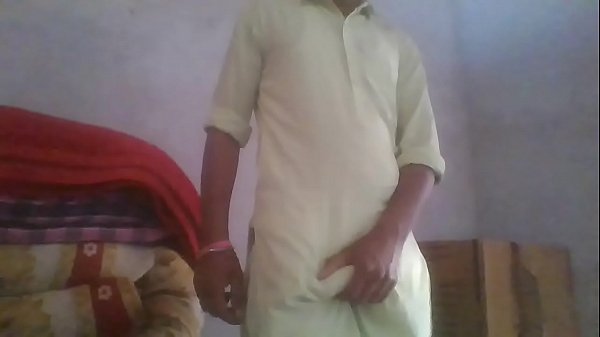 Download Video - पंजाबी कुरते पजामे मै कूल्हे लण्ड का मज़ा ही कुश होर है।