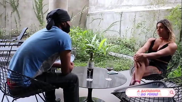 Meu tio veio visitar meu apartamento, tomamos u...