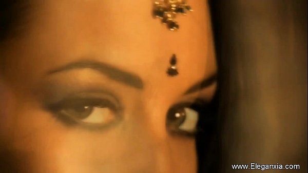 Brunette Bollywood Dancer Babe