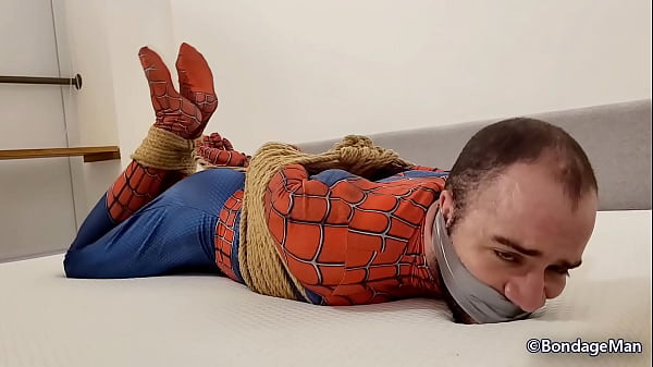 Edgard Spiderman amarrado e amordaçado
