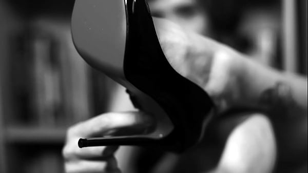 Bia Roman Is The Boss: Today You Will Be The Foot Goddess's Toy