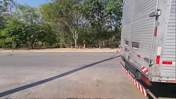 Download Video - Fui passear na pra&ccedil;a e o vizinho Carmona oficiall me arrastou pra entrar na sua casa&period; Resultado&colon;acabou me fodendo no seu quintal&period;