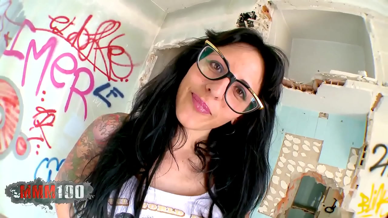 Española tetona con tatuajes follada por el actor español Kevin White
                    babe blowjob brunette tattoo glasses muchos negros