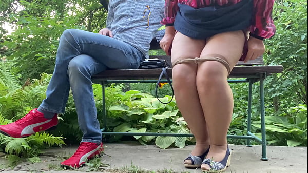 MILF with a gorgeous white ass changes pads in the park outside