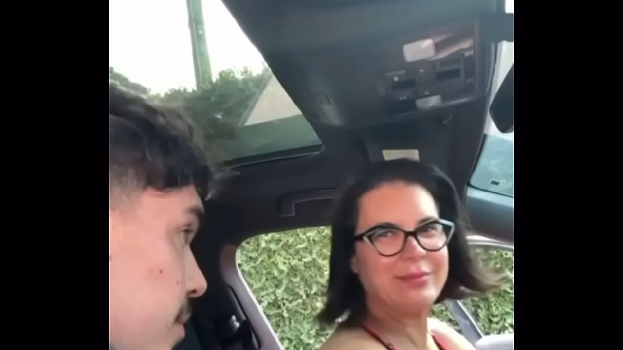 Achei esse novinho na rua dei bastante a buceta pra ele e no fim ele me deu um banho com o mijo dele